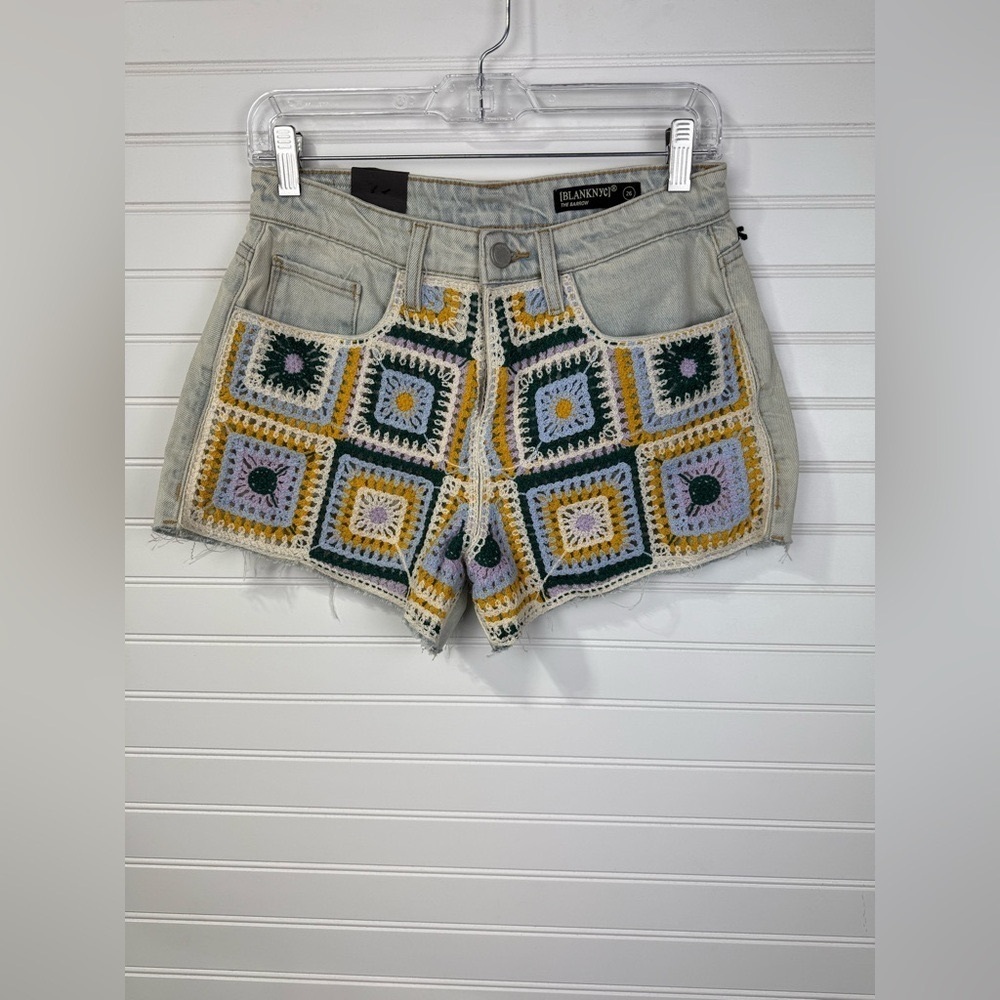 BLANK NYC The Barrow crochet front frayed hem light wash denim shorts. Size 26.